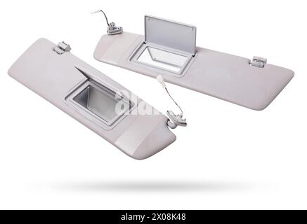 Visiera parasole con specchio in plastica grigio chiaro su sfondo bianco in studio fotografico. Parte di ricambio dell'abitacolo per la sostituzione in un veicolo se Foto Stock