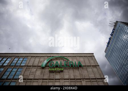 Schriftzug von Galeria Kaufhof an einer Filiale alle 10:00. Aprile 2024: Alexanderplatz a Berlino. Galeria HAT neue Investoren. Richard Baker e Bernd Beetz. Daraufhin sollen 70 der 92 Filialen der Kaufhauskette sollen erhalten bleiben. Galeria Kaufhof a Berlino *** Galeria Kaufhof Lettering in un negozio ad Alexanderplatz a Berlino il 10 aprile 2024 Galeria ha nuovi investitori Richard Baker e Bernd Beetz di conseguenza, 70 delle catene di grandi magazzini 92 negozi saranno mantenuti Galeria Kaufhof a Berlino Foto Stock