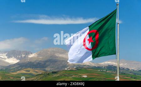 Die Fahne von Algerien lusinghiero im Wind Foto Stock