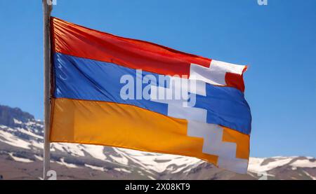 Die Fahne von Bergkarabach flattert im Wind Foto Stock