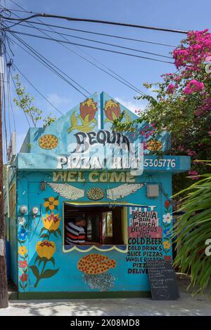 Bancarelle colorate per pizza Hut a Port Elizabeth, Bequia Island, St Vincent e Grenadine, Caraibi Foto Stock