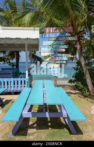 Bar e ristorante sulla spiaggia di Keegan, spiaggia di Lower Bay, Bequia Island, St Vincent e Grenadine, Caraibi Foto Stock