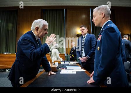 Washington, Stati Uniti. 10 aprile 2024. Senatore Jack Reed (D-R.I.), presidente della commissione, saluta il direttore dell'Agenzia per la sicurezza nazionale e comandante del generale Timothy Haugh del comando cibernetico degli Stati Uniti, davanti a un'audizione della commissione per i servizi armati del Senato sul bilancio 2025 del presidente Biden, presso il Campidoglio degli Stati Uniti, a Washington, DC, mercoledì 10 aprile, 2024. (Graeme Sloan/Sipa USA) credito: SIPA USA/Alamy Live News Foto Stock