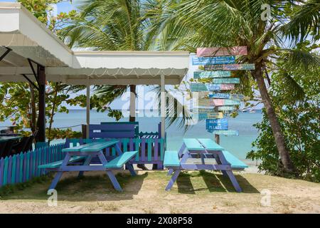 Bar e ristorante sulla spiaggia di Keegan, spiaggia di Lower Bay, Bequia Island, St Vincent e Grenadine, Caraibi Foto Stock