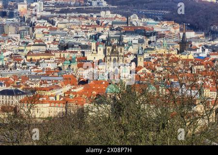 Un vasto paesaggio urbano europeo con edifici storici e strutture moderne sotto un cielo azzurro, visto da un punto di vista elevato. Foto Stock