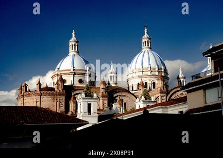 Impressionante immagine delle cupole blu e bianche della cattedrale di Cuenca contro un cielo blu profondo, che mostra la bellezza architettonica sull'Equatore Foto Stock