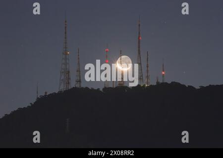 Set lunare sulle antenne Sumare a Rio de Janeiro, Brasile. Foto Stock