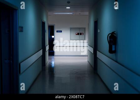 Colpo orizzontale all'aperto di sala vuota in ospedale di notte. Foto Stock