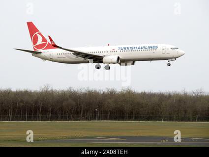 Turkish Airlines, Türk Hava Yolları (è la compagnia aerea di bandiera della Turchia), Boeing 737 900ER, Cargo Hill, Budapest, Ungheria Foto Stock