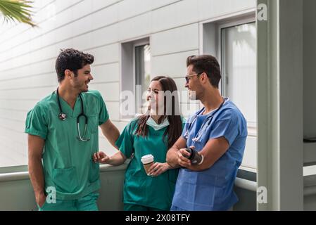 I medici bevono caffè Foto Stock