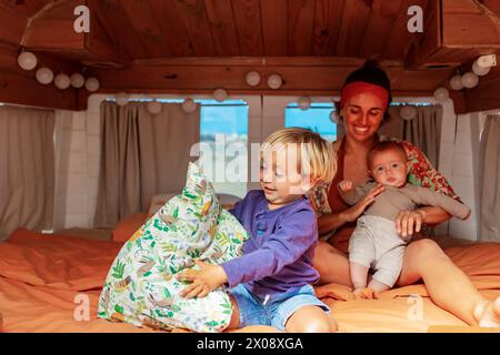 Una madre e un figlio allegri vivono tutto l'anno in un furgone personalizzato fatto in casa Foto Stock