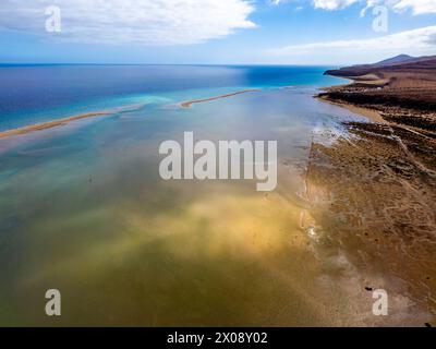 Vista aerea della tranquilla costa di Costa calma, con una vista chiara delle acque poco profonde e della spiaggia sabbiosa nel sud di Fuerteventura Foto Stock