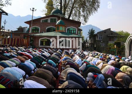 Srinagar, India. 10 aprile 2024. I musulmani si uniscono alle preghiere di Eid al-Fitr presso il giardino Shalimar di Srinagar. I musulmani di tutto il mondo si riuniscono per celebrare l'Eid al-Fitr, che segna la fine del mese di digiuno del Ramadan. (Immagine di credito: © Firdous Nazir/eyepix via ZUMA Press Wire) SOLO PER USO EDITORIALE! Non per USO commerciale! Foto Stock