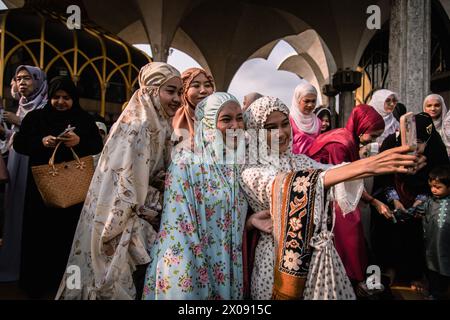 Bangkok, Bangkok, Thailandia. 10 aprile 2024. Le donne musulmane fanno un selfie durante la celebrazione di Eid al-Adha nel centro islamico della Thailandia. EID al-Fitr è una festa religiosa celebrata dai musulmani di tutto il mondo che segna la fine del Ramadan, mese sacro islamico del digiuno (Credit Image: © Wissarut Weerasopon/ZUMA Press Wire) SOLO USO EDITORIALE! Non per USO commerciale! Foto Stock