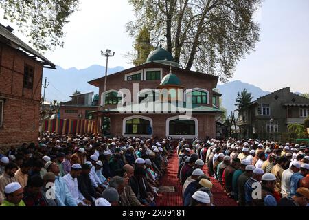 Srinagar, India. 10 aprile 2024. I musulmani offrono preghiere di Eid al-Fitr nel giardino Shalimar di Srinagar. I musulmani di tutto il mondo si riuniscono per celebrare l'Eid al-Fitr, che segna la fine del mese di digiuno del Ramadan. (Immagine di credito: © Firdous Nazir/eyepix via ZUMA Press Wire) SOLO PER USO EDITORIALE! Non per USO commerciale! Foto Stock