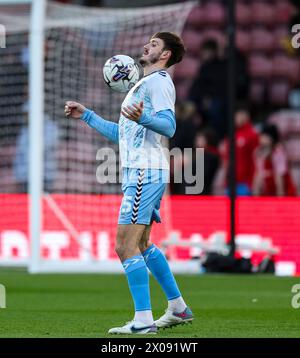 Il Liam Kitching di Coventry City si scalda davanti alla partita del campionato Sky Bet al St Mary's Stadium di Southampton. Data foto: Martedì 9 aprile 2024. Foto Stock