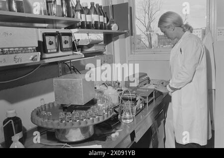 Attualmente 18 - 4 - 1974: La neve è sporca pioggia acida e polvere tossica che arriva con il vento da lontano ha iniziato a minacciare la vita nella natura che ci circonda. Un progetto di ricerca con la denominazione "l'effetto delle piogge acide sulle foreste e sui pesci" è stato istituito in collaborazione con circa 10 istituzioni diverse. Foto: Sverre A. Børretzen / Aktuell / NTB ***FOTO NON ELABORATA*** Foto Stock