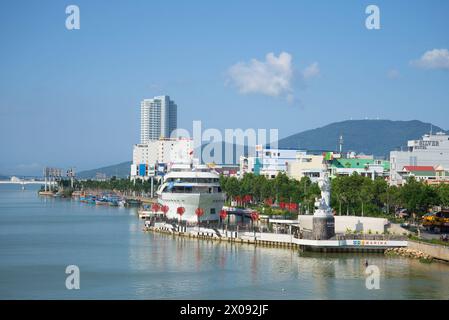 DANANG, VIETNAM - 06 GENNAIO 2016: Vista dell'argine della città in una giornata di sole. Da Nang Foto Stock