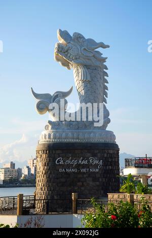 DA NANG, VIETNAM - 06 GENNAIO 2016: Drago fluviale sul fiume Han in una mattinata di sole Foto Stock