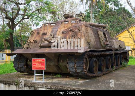 HUE, VIETNAM - 8 GENNAIO 2016: Primo piano di un carro armato americano per l'ingegneria pesante. Museo della città di Hue Foto Stock