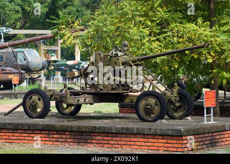 HUE, VIETNAM - 8 GENNAIO 2016: Un cannone antiaereo a doppia canna da 37 mm nel museo della città Foto Stock