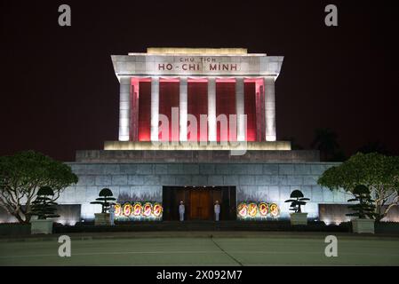 HANOI, VIETNAM - 09 GENNAIO 2016: Il mausoleo di ho chi Minh in primo piano con illuminazione notturna Foto Stock