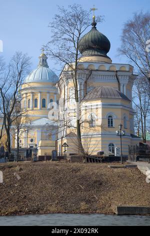 ST. PIETROBURGO, RUSSIA - 30 MARZO 2016: ST Nicola sullo sfondo della Cattedrale della Trinità in un giorno di aprile di sole. Nikolsky Cemetery of the Foto Stock