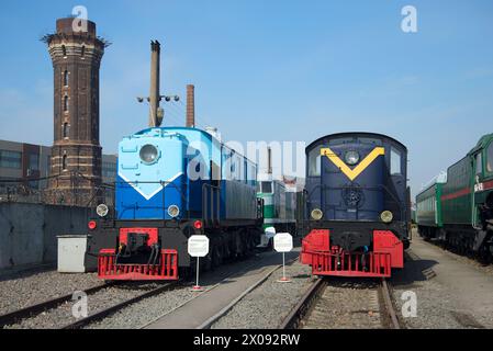 ST. PIETROBURGO, RUSSIA - 16 MARZO 2016: Due rare locomotive diesel nel vecchio museo ferroviario Foto Stock