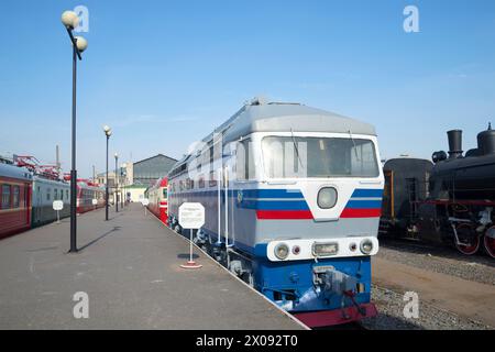 SAN PIETROBURGO, RUSSIA - 30 MARZO 2016: Locomotiva passeggeri sovietica TEP70 nel Museo ferroviario della ferrovia Oktyabrskaja Foto Stock