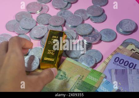 Banconote e monete dall'Indonesia Foto Stock