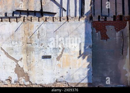 Primo piano di un lato di un edificio dove era attaccato a un altro edificio che era stato abbattuto. Foto Stock