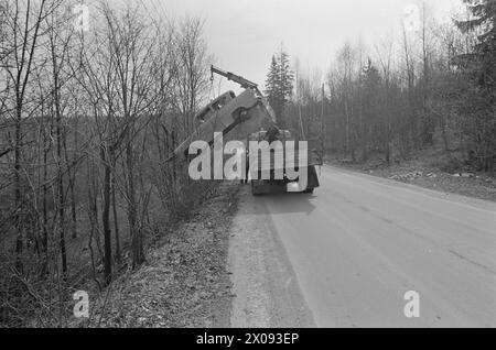 Effettivo 18 - 1 - 1974: Relitto al deragliamentoOslo Renholdsverk raccoglie i relitti delle auto e guida verso la discarica. Ma ci sono sprechi e inquinamento. Ogni anno la natura è inquinata da decine di migliaia di relitti automobilistici. Milioni di persone si perdono quando i metalli preziosi non vengono curati. Ma ora viene introdotta una nuova tassa, il che significa che i privati possono anche eliminare le loro indennità di guida quando l'esperto di automobilismo dello Stato ha emesso la "condanna a morte”. Costa 120 NOK più IVA. Poi arriva Arne Minde e Arild Lund e prendi il relitto fino alla discarica di Grønmo. I relitti sono spesso ribaltati Foto Stock