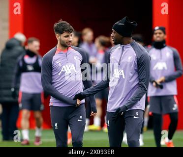 10 aprile 2024; Anfield and AXA Training Centre, Liverpool, Merseyside, Inghilterra; conferenza stampa e sessione di allenamento in vista della partita UEFA Europa League tra Liverpool e Atalanta a Liverpool, Inghilterra. Dominik Szoboszlai e Ibrahima Konate di Liverpool durante la sessione di allenamento di oggi presso il Centro di formazione AXA di Liverpool a Kirkby, Foto Stock