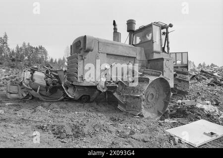 Effettivo 18 - 1 - 1974: Relitto al deragliamentoOslo Renholdsverk raccoglie i relitti delle auto e guida verso la discarica. Ma ci sono sprechi e inquinamento. Ogni anno la natura è inquinata da decine di migliaia di relitti automobilistici. Milioni di persone si perdono quando i metalli preziosi non vengono curati. Ma ora viene introdotta una nuova tassa, il che significa che i privati possono anche eliminare le loro indennità di guida quando l'esperto di automobilismo dello Stato ha emesso la "condanna a morte”. Costa 120 NOK più IVA. Poi arriva Arne Minde e Arild Lund e prendi il relitto fino alla discarica di Grønmo. Qui l'Anglia incontra la sua fa Foto Stock