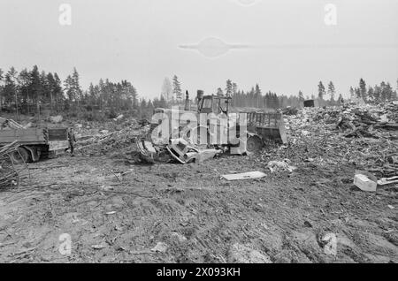 Effettivo 18 - 1 - 1974: Relitto al deragliamentoOslo Renholdsverk raccoglie i relitti delle auto e guida verso la discarica. Ma ci sono sprechi e inquinamento. Ogni anno la natura è inquinata da decine di migliaia di relitti automobilistici. Milioni di persone si perdono quando i metalli preziosi non vengono curati. Ma ora viene introdotta una nuova tassa, il che significa che i privati possono anche eliminare le loro indennità di guida quando l'esperto di automobilismo dello Stato ha emesso la "condanna a morte”. Costa 120 NOK più IVA. Poi arriva Arne Minde e Arild Lund e prendi il relitto fino alla discarica di Grønmo. Qui l'Anglia incontra la sua fa Foto Stock