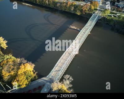 vista del fiume susquehanna nel centro di bighamton new york (zona sud, piccola città usa) vista aerea dall'alto del ponte di washington sud Foto Stock