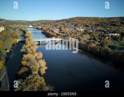 vista del fiume susquehanna nel centro di bighamton new york (zona sud, piccola città usa) vista aerea dall'alto del ponte di washington sud Foto Stock