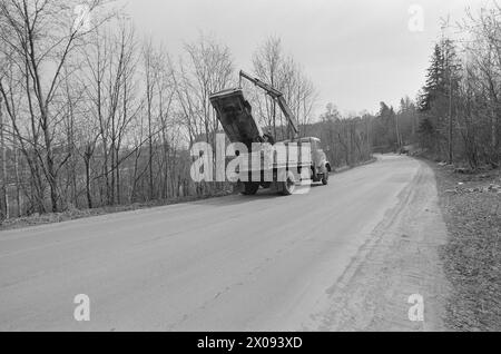 Effettivo 18 - 1 - 1974: Relitto al deragliamentoOslo Renholdsverk raccoglie i relitti delle auto e guida verso la discarica. Ma ci sono sprechi e inquinamento. Ogni anno la natura è inquinata da decine di migliaia di relitti automobilistici. Milioni di persone si perdono quando i metalli preziosi non vengono curati. Ma ora viene introdotta una nuova tassa, il che significa che i privati possono anche eliminare le loro indennità di guida quando l'esperto di automobilismo dello Stato ha emesso la "condanna a morte”. Costa 120 NOK più IVA. Poi arriva Arne Minde e Arild Lund e prendi il relitto fino alla discarica di Grønmo. I relitti sono spesso ribaltati Foto Stock