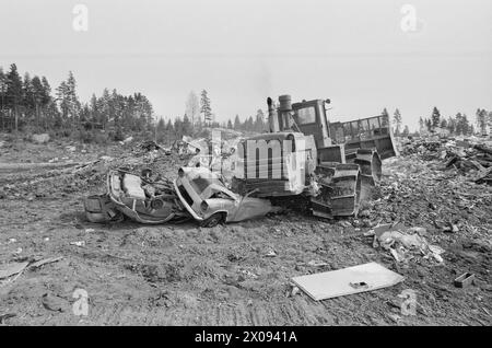 Effettivo 18 - 1 - 1974: Relitto al deragliamentoOslo Renholdsverk raccoglie i relitti delle auto e guida verso la discarica. Ma ci sono sprechi e inquinamento. Ogni anno la natura è inquinata da decine di migliaia di relitti automobilistici. Milioni di persone si perdono quando i metalli preziosi non vengono curati. Ma ora viene introdotta una nuova tassa, il che significa che i privati possono anche eliminare le loro indennità di guida quando l'esperto di automobilismo dello Stato ha emesso la "condanna a morte”. Costa 120 NOK più IVA. Poi arriva Arne Minde e Arild Lund e prendi il relitto fino alla discarica di Grønmo. Qui l'Anglia incontra la sua fa Foto Stock