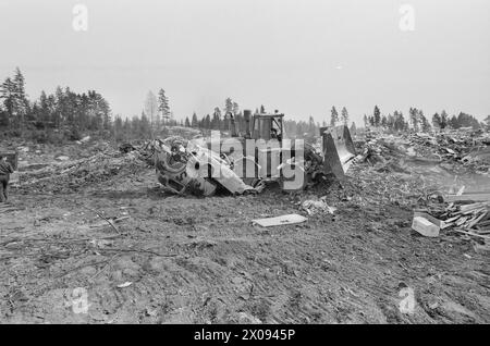 Effettivo 18 - 1 - 1974: Relitto al deragliamentoOslo Renholdsverk raccoglie i relitti delle auto e guida verso la discarica. Ma ci sono sprechi e inquinamento. Ogni anno la natura è inquinata da decine di migliaia di relitti automobilistici. Milioni di persone si perdono quando i metalli preziosi non vengono curati. Ma ora viene introdotta una nuova tassa, il che significa che i privati possono anche eliminare le loro indennità di guida quando l'esperto di automobilismo dello Stato ha emesso la "condanna a morte”. Costa 120 NOK più IVA. Poi arriva Arne Minde e Arild Lund e prendi il relitto fino alla discarica di Grønmo. Qui l'Anglia incontra la sua fa Foto Stock