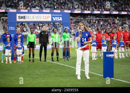 Columbus, Ohio, Stati Uniti. 9 aprile 2024. L'inno nazionale è cantato prima del match USWNT vs. Canada nella finale della SheBelieves Cup al Lower.com Field di Columbus, Ohio. (Kindell Buchanan/Alamy Live News) Foto Stock