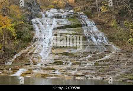 buttermilk falls state park (ithaca new york, regione dei finger lakes) cascata con fogliame autunnale (foglie che cambiano colore in autunno) gola di pietra a gradini Foto Stock