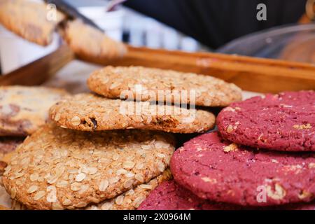 Molti biscotti diversi su vassoi mostrano un caffè da forno Foto Stock