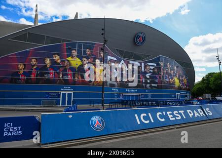 Parigi, Francia. 10 aprile 2024. PARIGI, FRANCIA - 10 APRILE: Panoramica generale dell'esterno prima dei quarti di finale di prima tappa - partita di UEFA Champions League 2023/24 tra Paris Saint-Germain e FC Barcelona al Parc des Princes il 10 aprile 2024 a Parigi, Francia. (Foto di Matthieu Mirville/Agenzia BSR) credito: Agenzia BSR/Alamy Live News Foto Stock