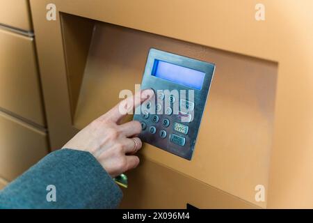 Primo piano della mano di una donna che preme i pulsanti su una tastiera automatica per inserire il codice PIN di sicurezza per una transazione finanziaria, illust Foto Stock