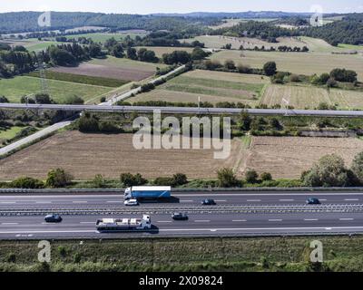 Un tratto dell'autostrada A1 nei pressi di Orte (nel Lazio nell'Italia centrale) che corre parallelo alla linea ferroviaria ad alta velocità. Foto Stock