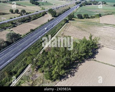 Un tratto dell'autostrada A1 nei pressi di Orte (nel Lazio nell'Italia centrale) che corre parallelo alla linea ferroviaria ad alta velocità. Foto Stock