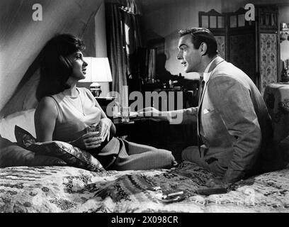 Gina Lollobrigida, Sean Connery, sul set del film, 'Woman of Straw', United Artists, 1964 Foto Stock