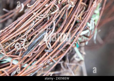 Vecchi fili avvolti e arrugginiti, materiale in disuso, licenziamenti. Primo piano Foto Stock