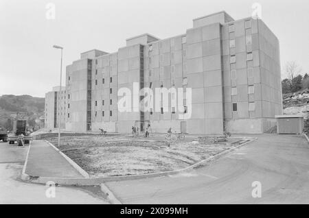 Aktuell 20 - 3 - 1973: Flyktningenes ensomme livUganda-Asiatene i Bergen har fått både arbeid og hus, men opplever nå flyktningenes ensomme liv. Alt ser ut til å tegne godt for de 33 flyktningene fra uganda som kom til Bergen. Nesten alle jobber og har flyttet inn i nye leiligheter. Likevel er de fortsatt fremmede og meget ensomme i sitt nye hjemland. Mi piace Modern blokker bor de fleste Uganda-asiatene. Foto: Svein Kløvig / Aktuell / NTB ***FOTO IKKE BILDEBEHANDLET*** questo testo è stato tradotto automaticamente! Foto Stock